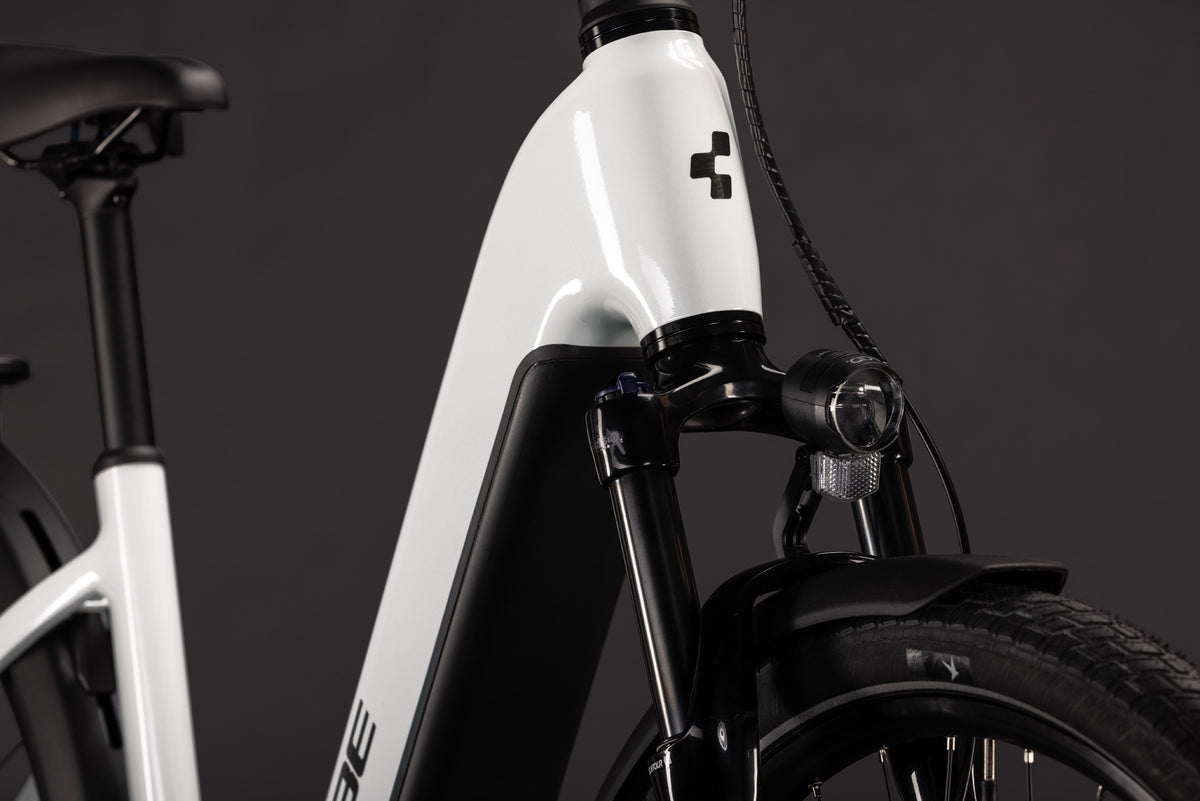 Cube Touring Hybrid ONE 600 Easy Entry metallicwhite´n´chrome (2027)
