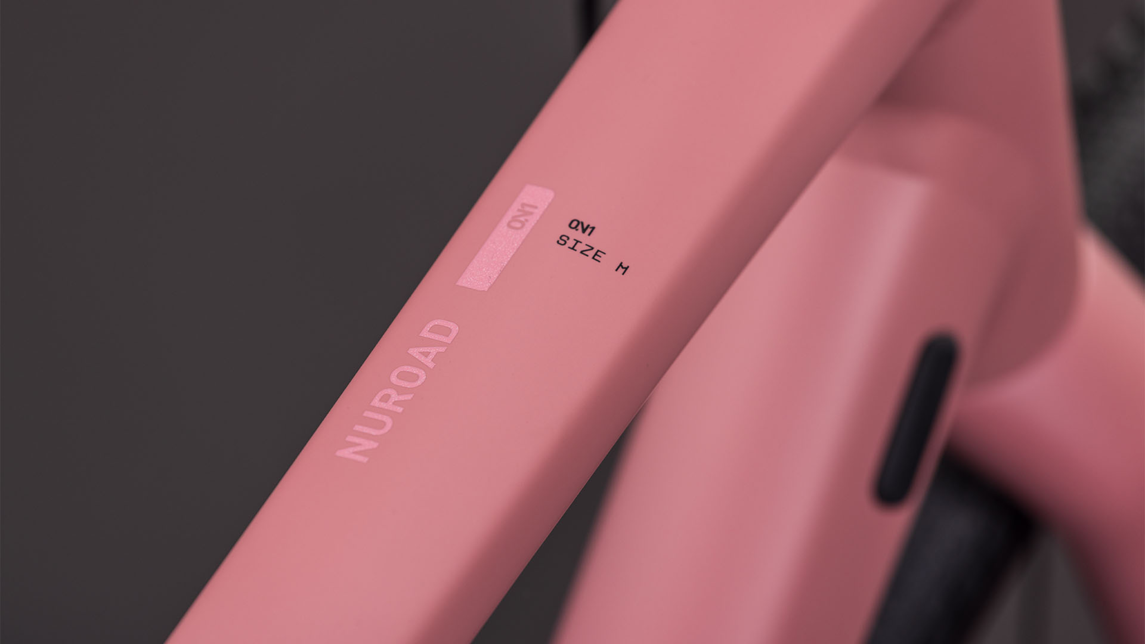 B-Ware: Cube Nuroad ONE ruby´n´puce (2026)