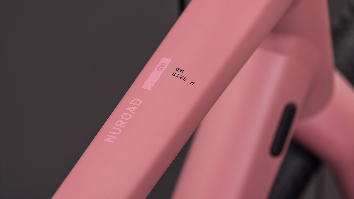 B-Ware: Cube Nuroad ONE ruby´n´puce (2026)